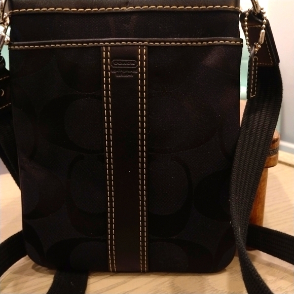 COACH 🖤Classic Signature Crossbody Bag - Picture 3 of 10
